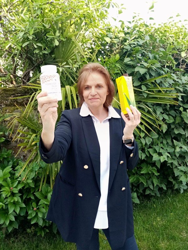 Patricia DESHAYES présentant deux produits Forever Living